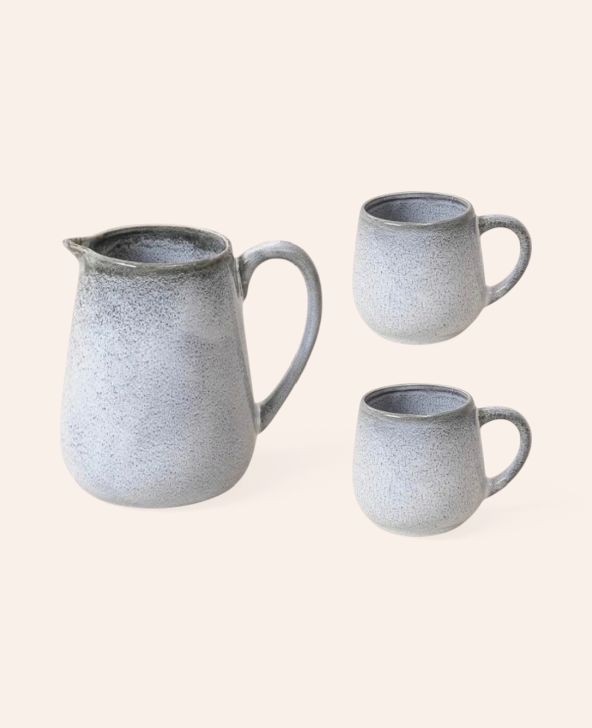 Esmée Costal Set bestehend aus einem Krug und zwei Tassen in gesprenkeltem Grau mit rustikalem Keramik-Design