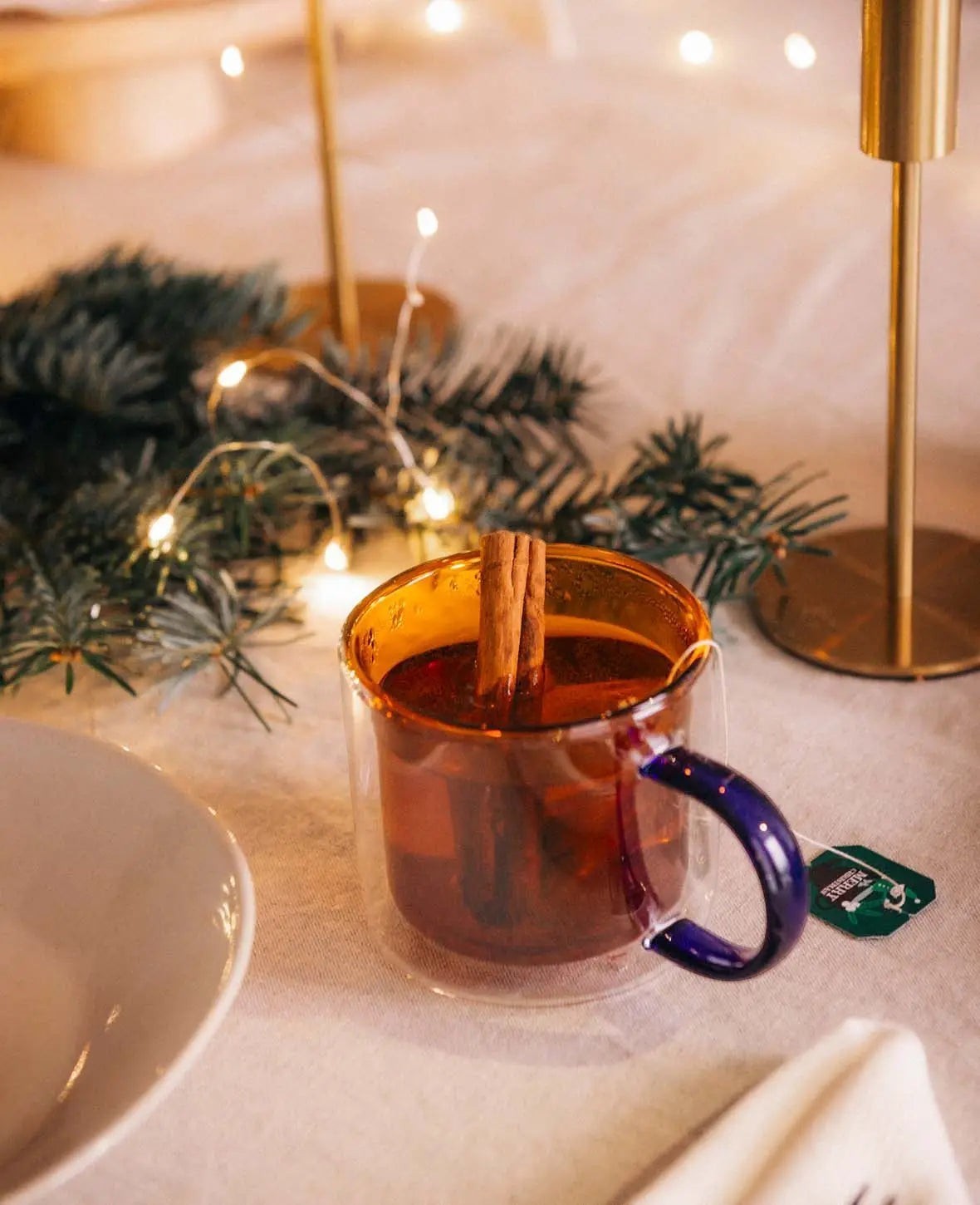 Doppelwandiges Teeglas / Tasse "Lenn", mit blauem Griff, in bernsteinfarben/amber, 250ml