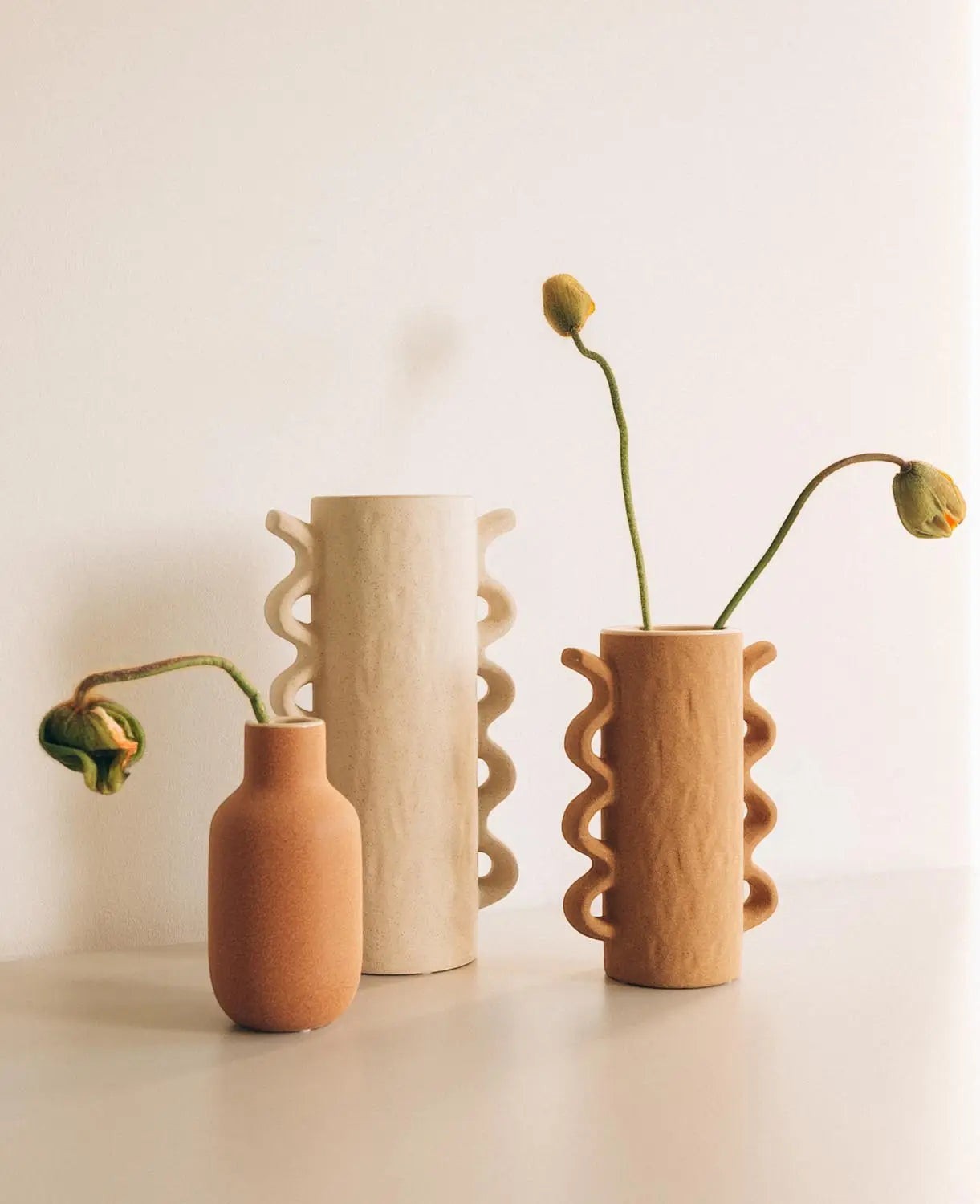 Hohe Vase mit sandiger Oberfläche in Offwhite und schwarzen Sprenkeln, 19 x 12 x H 35.5 cm