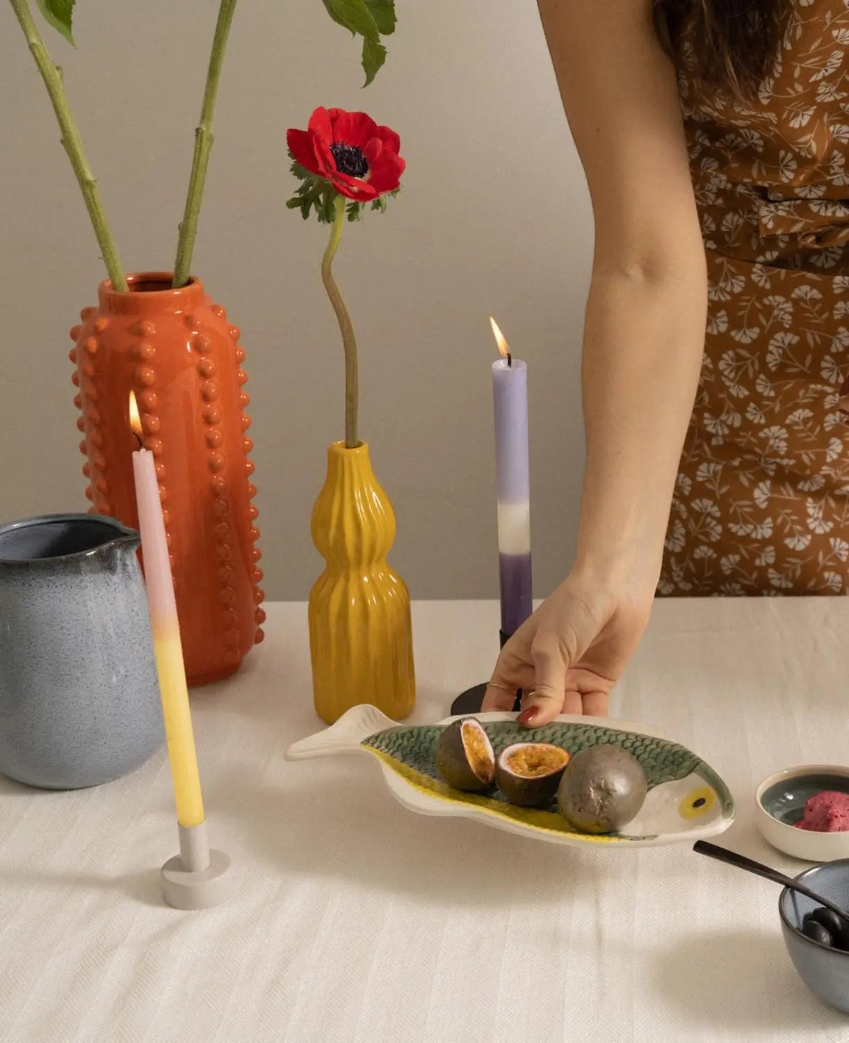 Kleine Vase mit Rillen im Retro Stil in Gelb, H 20 cm x Ø 7 cm