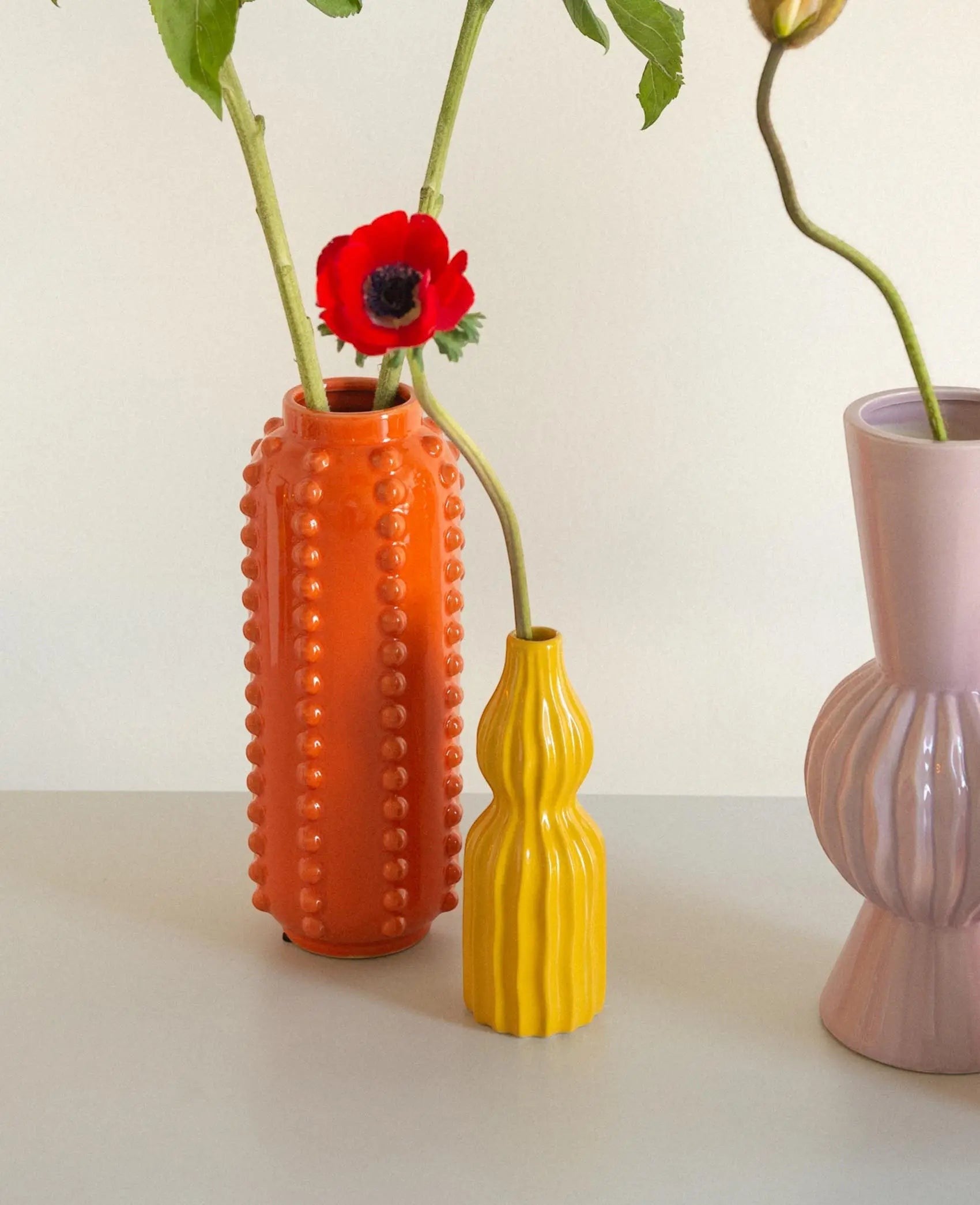 Kleine Vase mit Rillen im Retro Stil in Gelb, H 20 cm x Ø 7 cm