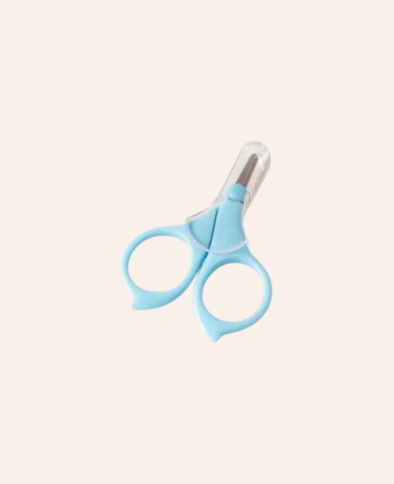 Esmée Baby Nagelschere in Hellblau mit abgerundeten Spitzen und Schutzkappe für sichere Babypflege