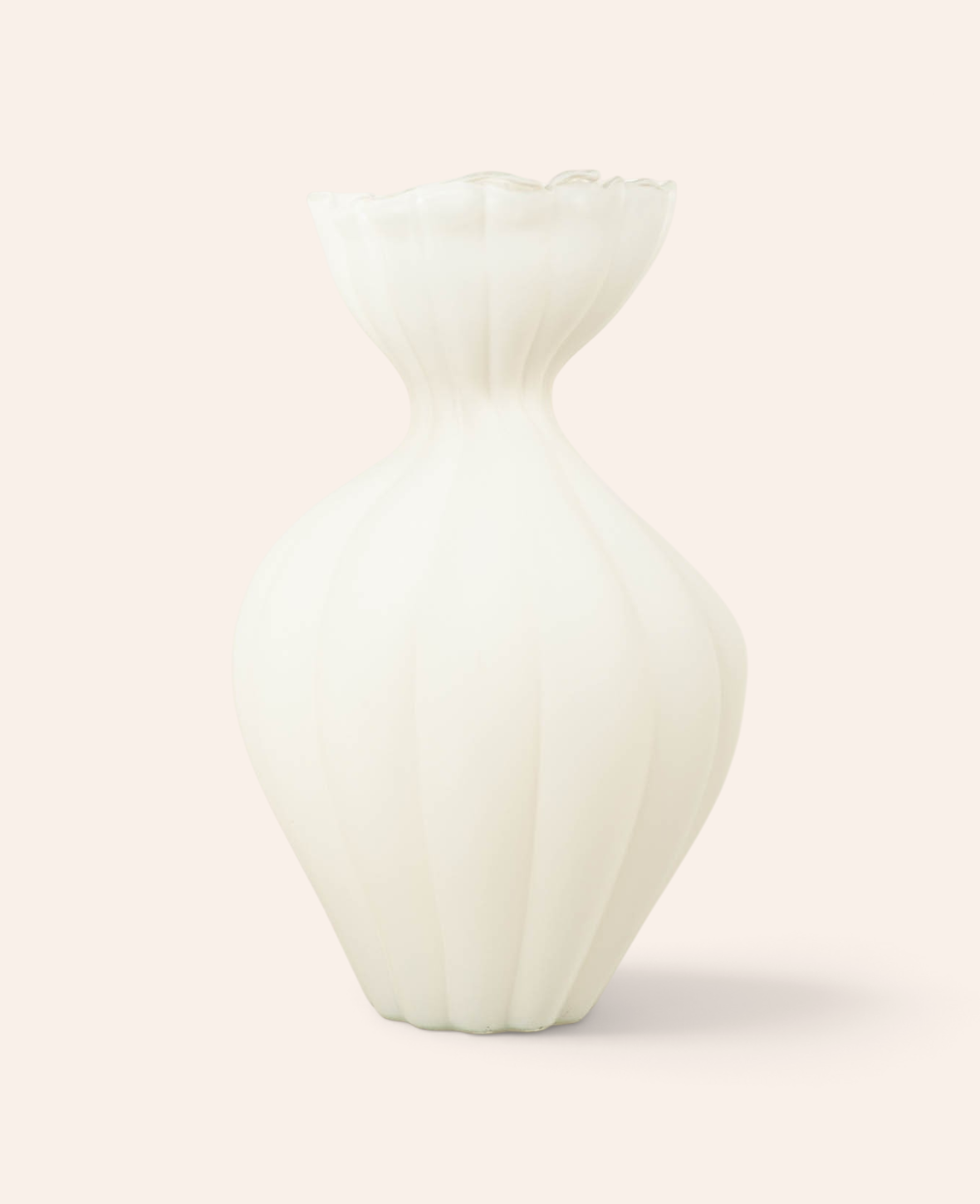 Esmée Vase in organischer Form aus beigem Glas mit gewelltem Rand für Blumensträusse und Dekoration