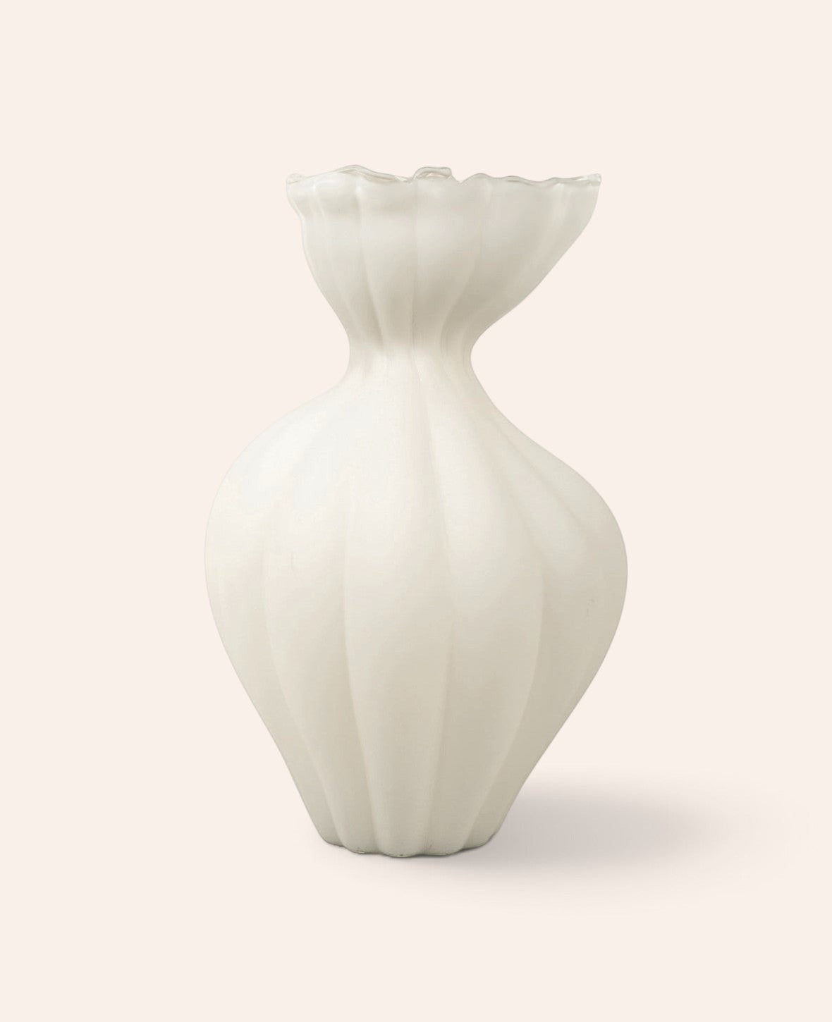 Esmée handgefertigte Vase aus beigem Glas in organischer, gewellter Form für Blumensträusse und Dekoration