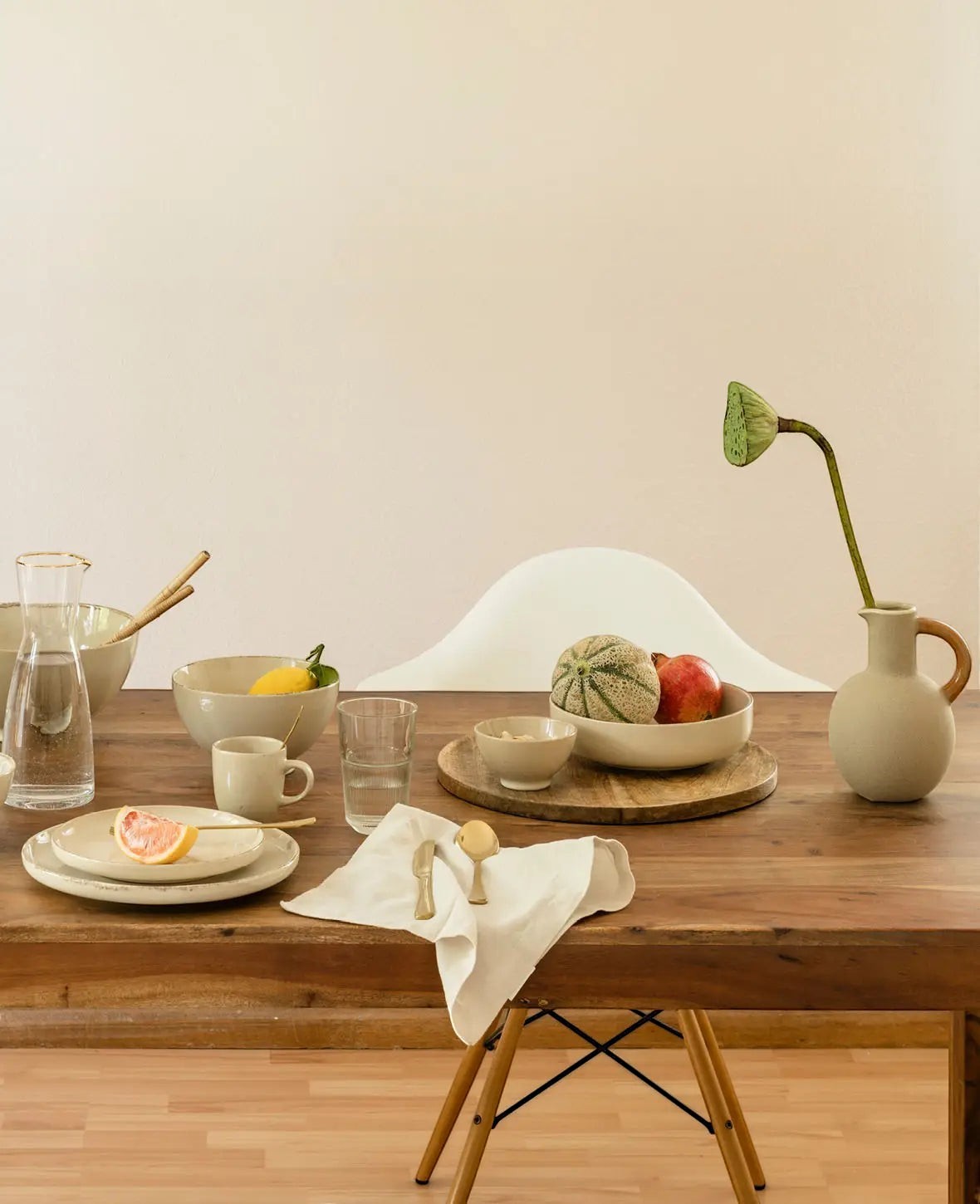 Esmée beige Keramikschale auf einem gedeckten Holztisch mit Obst und Geschirr in einem hellen, minimalistischen Raum