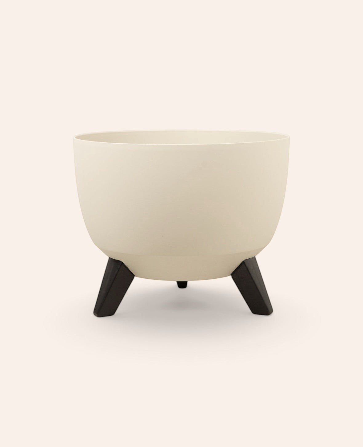 Esmée Blumentopf Doppio in Beige aus recyceltem Kunststoff mit modernen dunklen Füssen, 29 cm Durchmesser