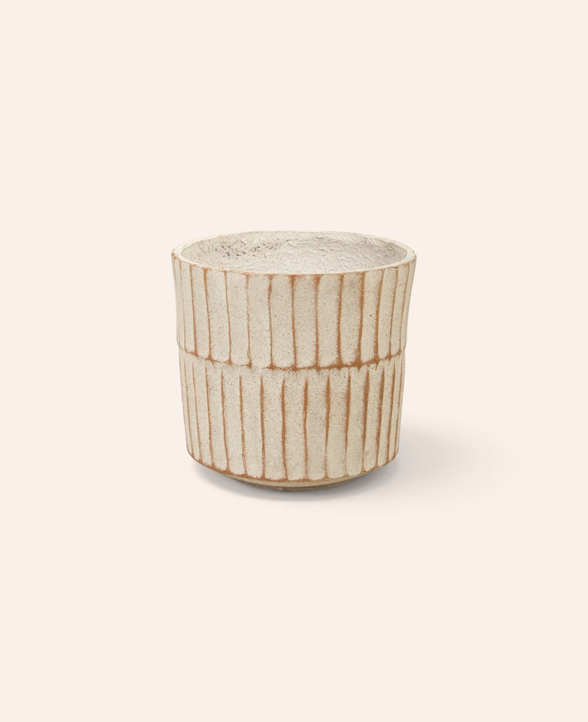 Esmée Blumentopf aus Zement in Off White mit vertikaler Struktur und modernem Design für Zimmerpflanzen