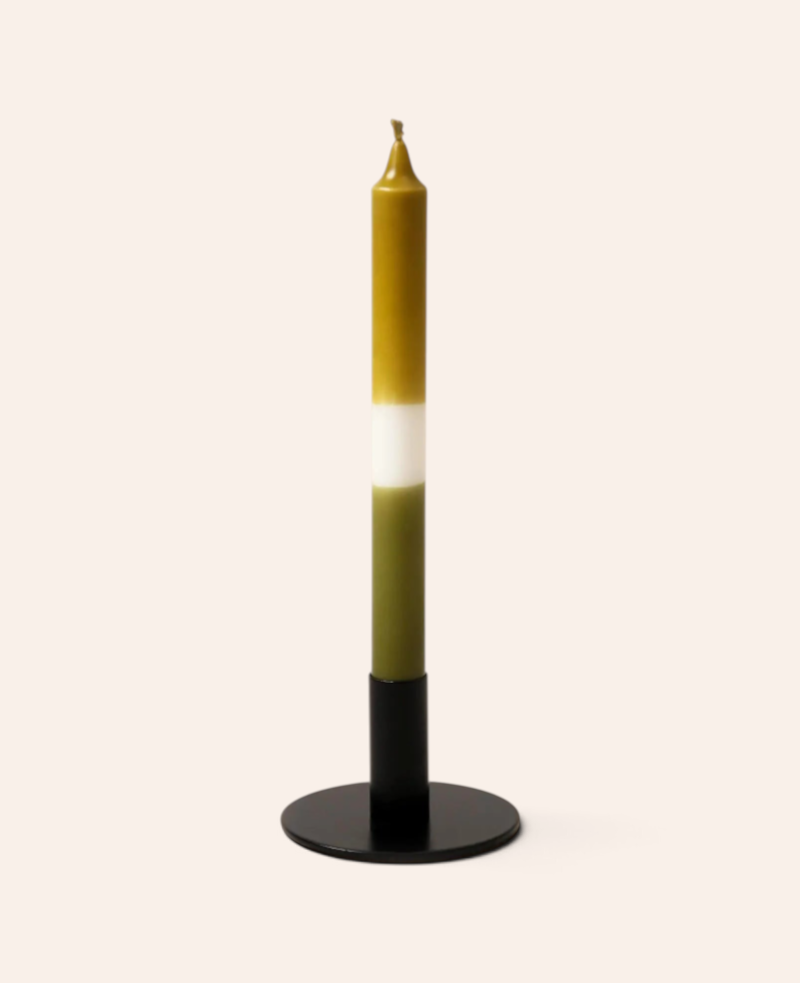 Esmée Dip Stabkerzen im 2er Set in Olive und Grün aus Stearin in einem schwarzen Kerzenhalter