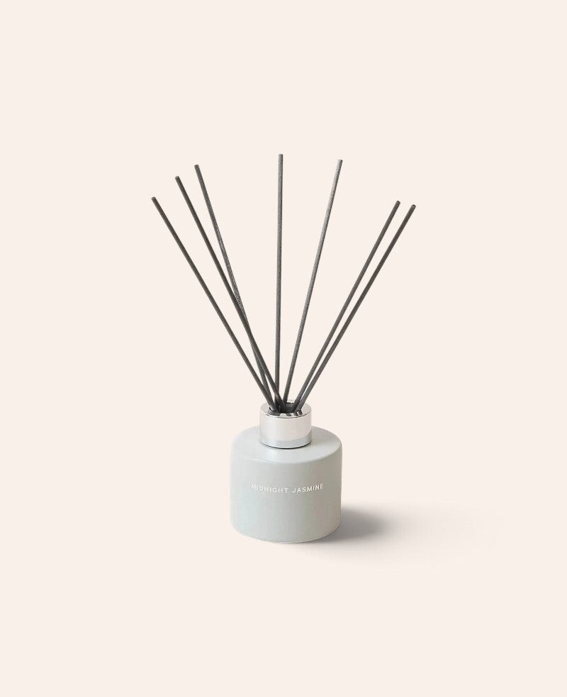 Esmée Duft Diffuser Midnight Jasmine in mattem Glasbehälter mit sieben schwarzen Holzfaser-Stäbchen