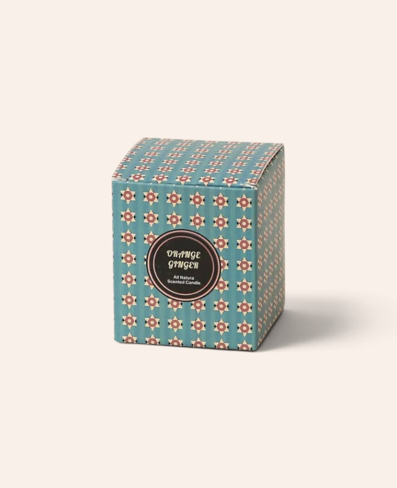 Esmée Duftkerze Orange-Ingwer in einer dekorativen, gemusterten Geschenkbox mit grafischem Design.