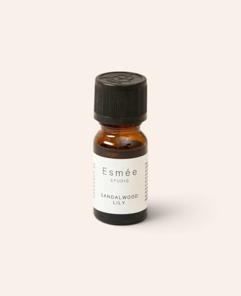 Esmée Duftöl Sandalwood Lily in einer 10 ml Braunglasflasche mit schwarzem Verschluss für Duftlampen