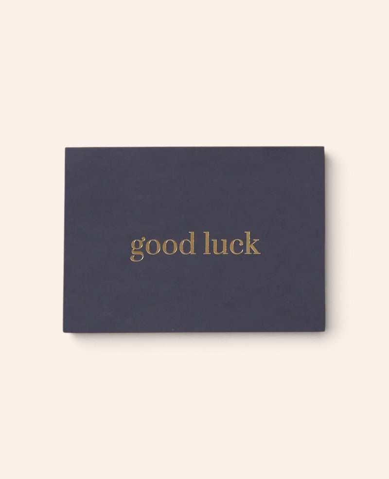 Esmée Klappkarte in Dunkelblau mit goldenem Good Luck Schriftzug aus hochwertigem Naturpapier