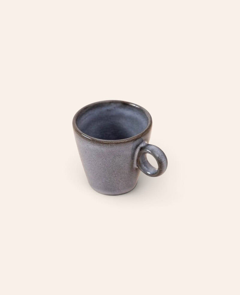 Esmée Espresso Tasse Costal aus blau-grau handglasiertem Steingut mit geschwungener Form