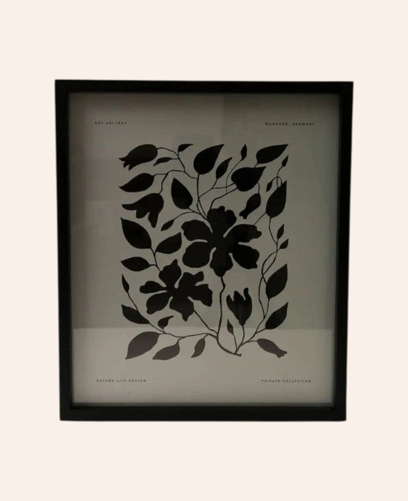 Esmée gerahmtes Poster Black Flower mit schwarzer Blumenillustration im schlichten schwarzen Rahmen