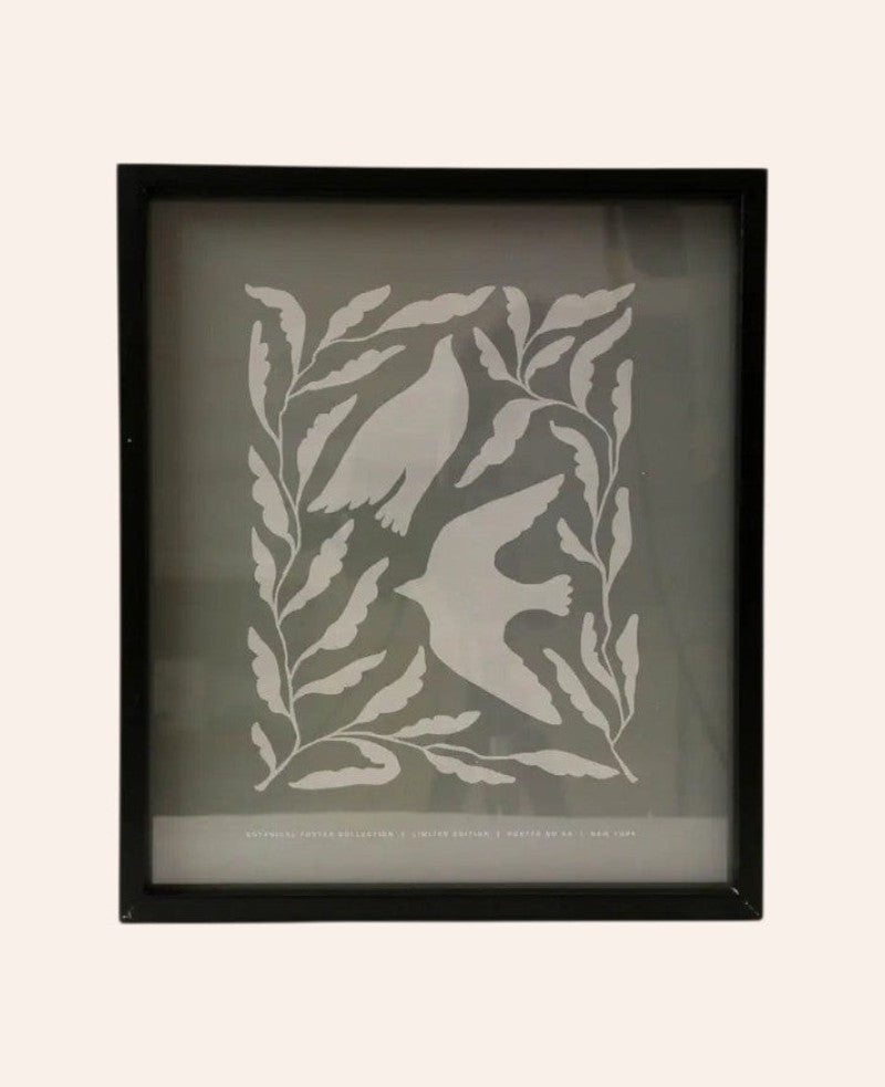 Esmée gerahmtes Poster White Bird mit weißer Vogel-Illustration in schwarzem Rahmen, 30x35 cm