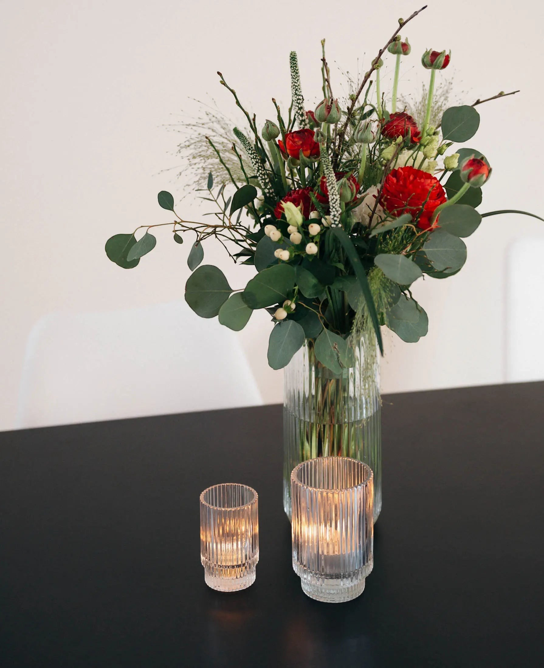 Esmée geriffeltes Teelichtglas aus Glas, ideal als Kerzenhalter oder kleine Blumenvase für eine gemütliche Dekoration