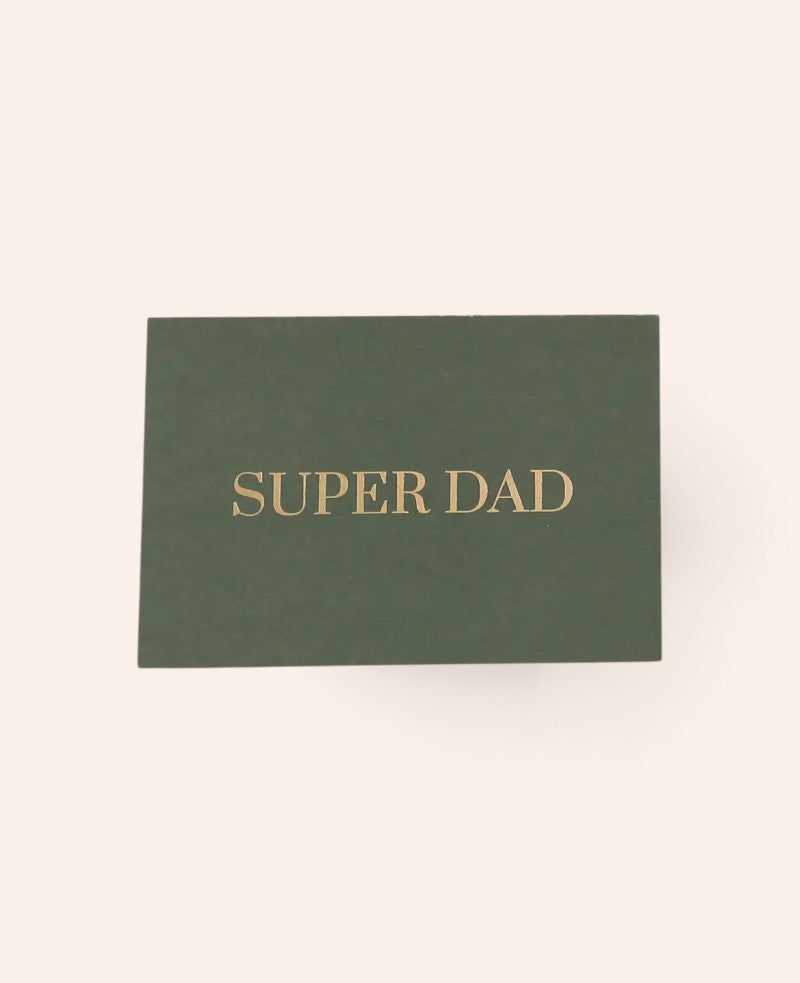 Esmée grüne Klappkarte mit goldener SUPER DAD Prägung aus hochwertigem Naturpapier für Vatertag oder als Dankeschön