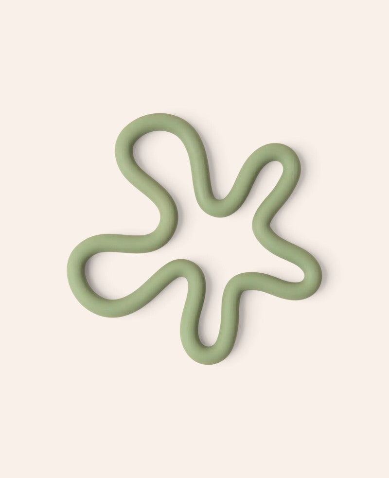 Esmée hitzebeständiger, grüner Silikon-Topfuntersetzer in moderner, geschwungener Blumenform