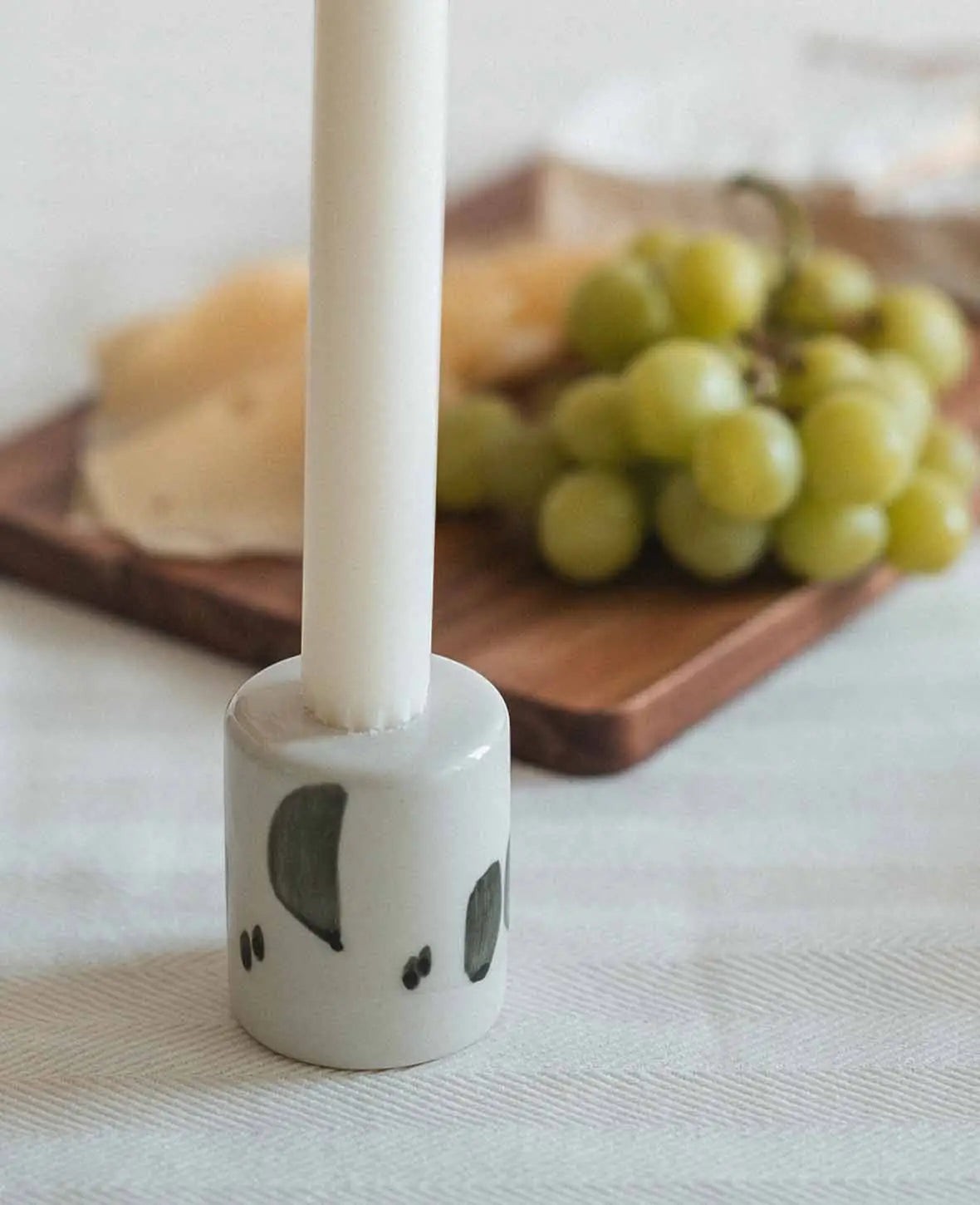 Esmée Keramik Kerzenständer in Weiss mit schwarzen Pinseleffekten für Stabkerzen auf einem gedeckten Tisch
