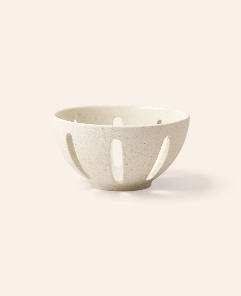 Esmée Keramik-Siebschale in Beige mit schwarzen Sprenkeln, glasierter Innenseite und Schlitzen für Beeren