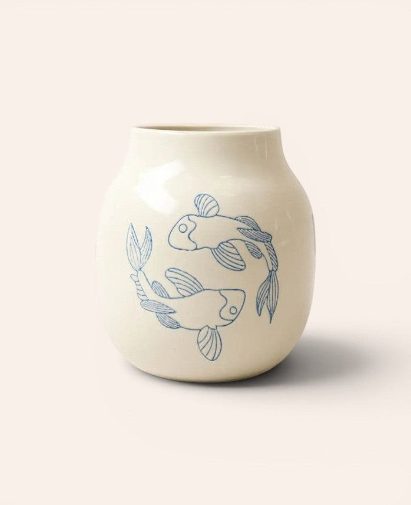 Esmée Keramikvase in Off-Weiss mit blauem Koifisch-Motiv, 20 cm hoch, ideal für Blumensträusse