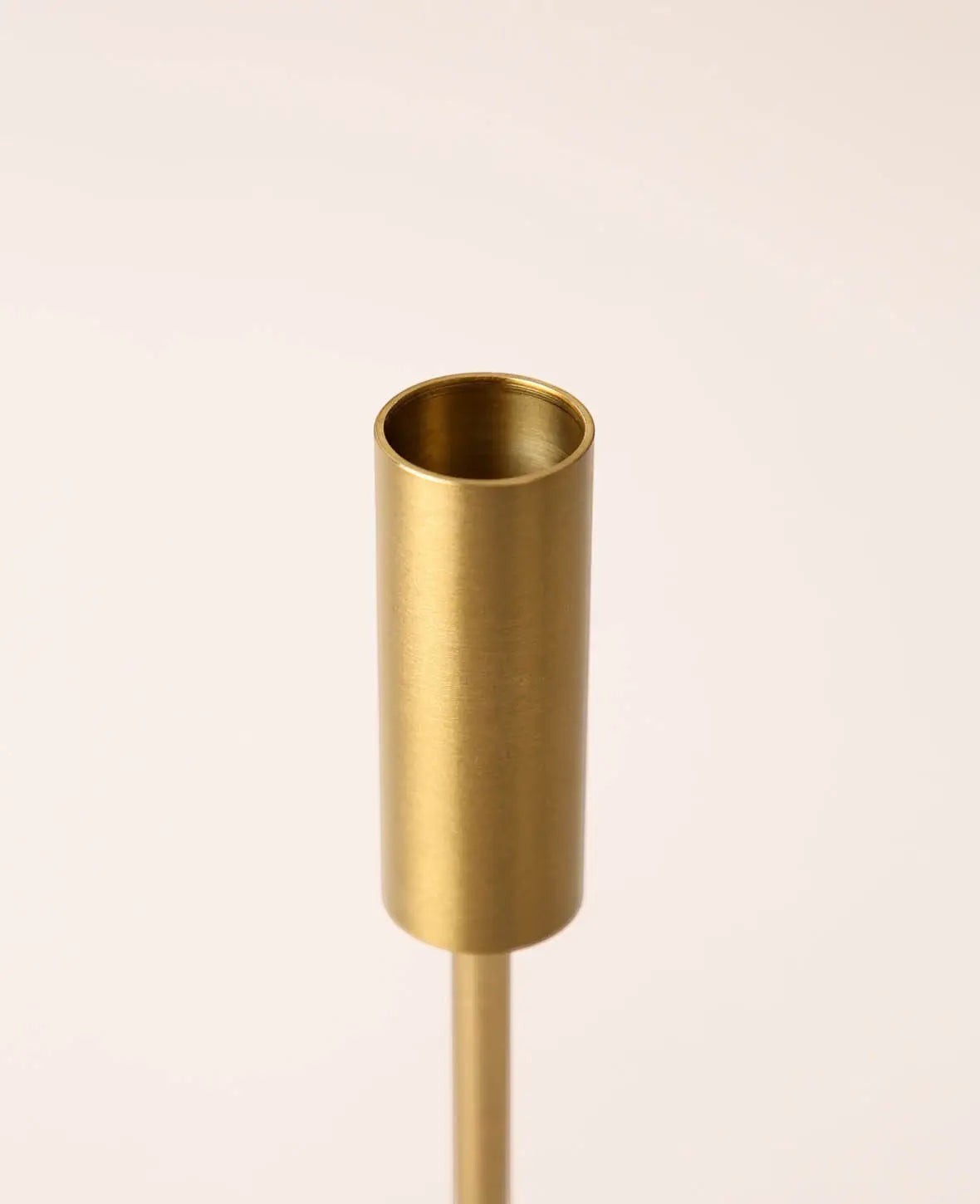 Esmée Kerzenständer aus glänzendem Messing Gold für Stabkerzen mit zylindrischer Halterung