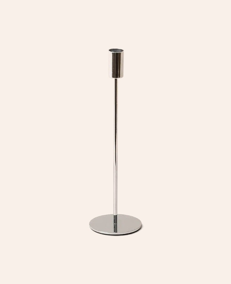 Esmée Kerzenständer aus silbernem Metall mit glänzendem Finish, 27 cm hoch, ideal für Stabkerzen.