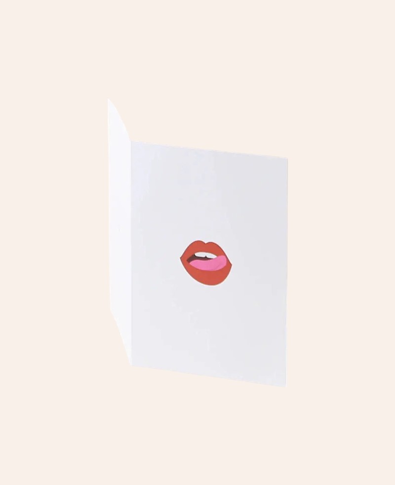 Esmée Klappkarte Lips aus mattem Naturpapier mit rotem Lippen-Motiv auf weißem Hintergrund