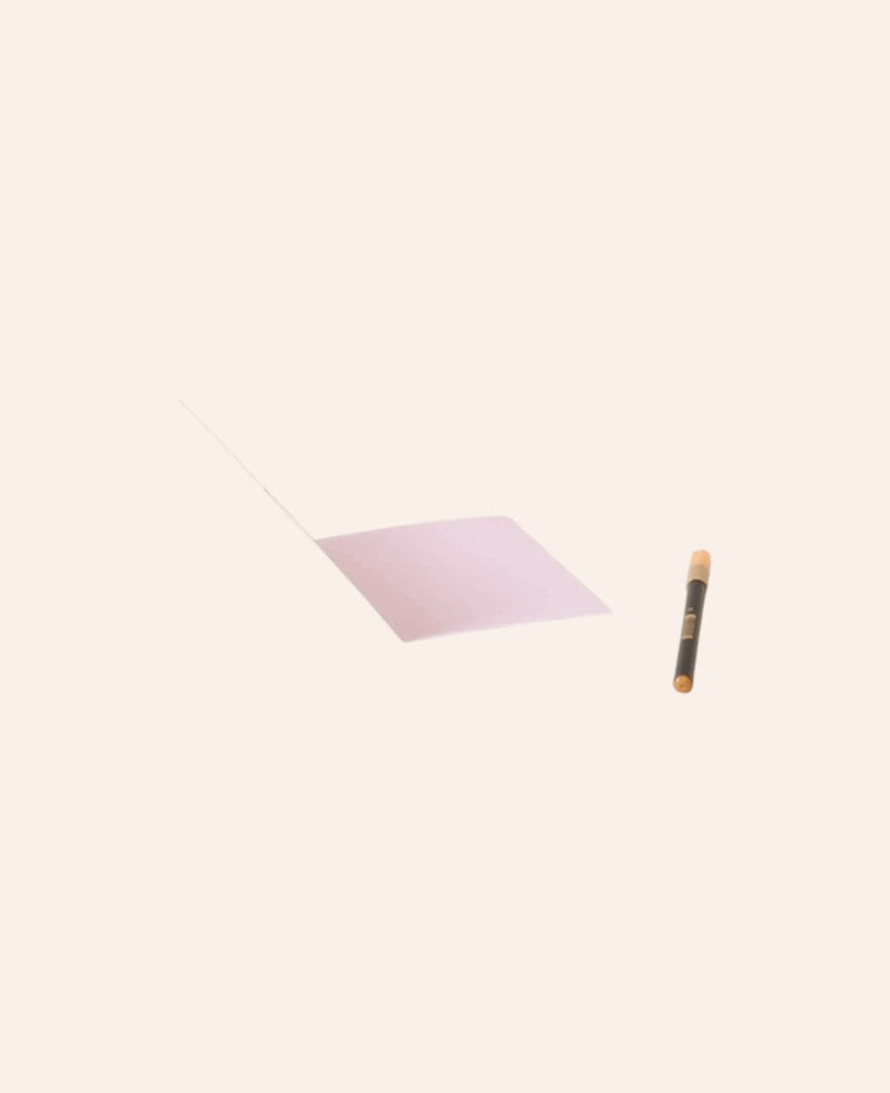 Esmée Klappkarte Lips aus mattem Naturpapier in zartem Rosa mit passendem Stift für persönliche Glückwünsche