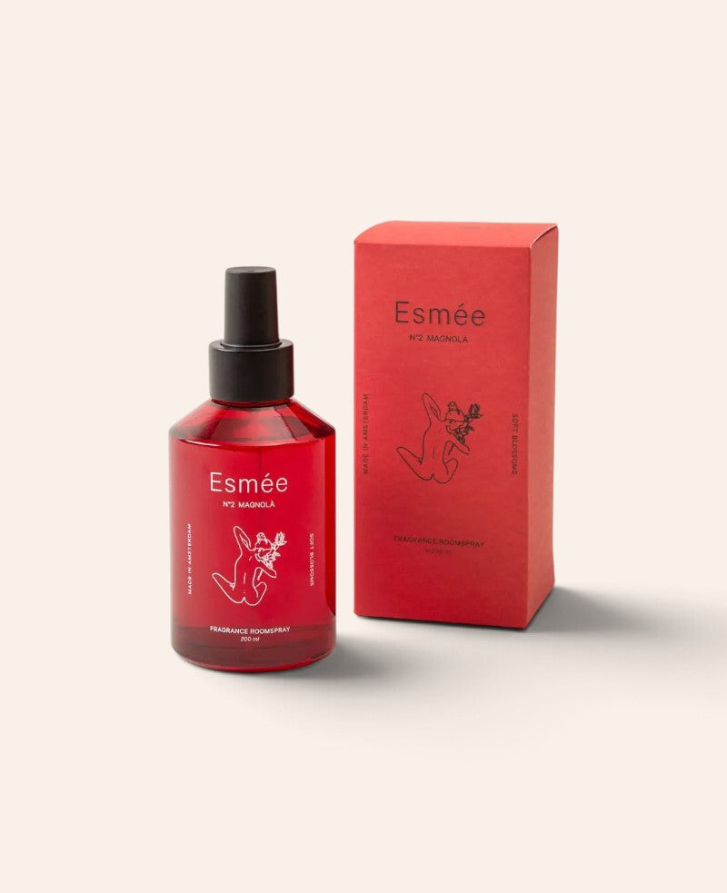 Esmée N°2 Magnolà Raumspray in einer roten Glasflasche mit Illustration und passender Geschenkverpackung