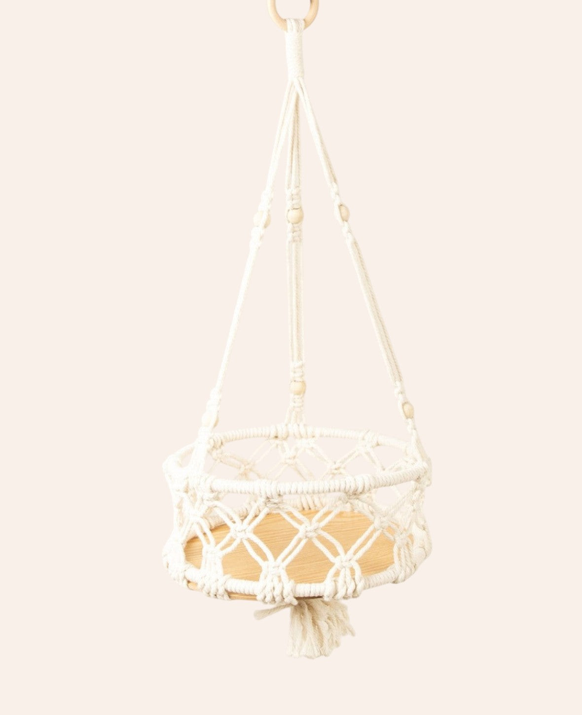 Esmée Makramee-Hängeplateau in Beige mit runder Holzablage für Pflanzen und Dekoration im Boho-Stil