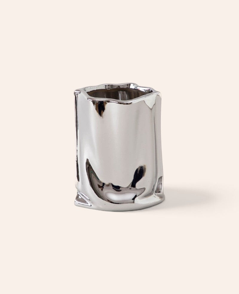 Esmée Meltique Vase aus Keramik in glänzendem Silber-Chrom mit organischer, harmonischer Form