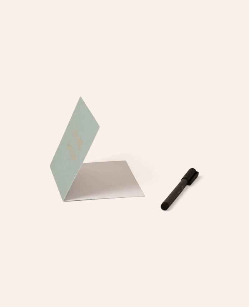 Esmée mintfarbene Klappkarte welcome little one aus Naturpapier mit goldener Folienprägung zum Aufstellen