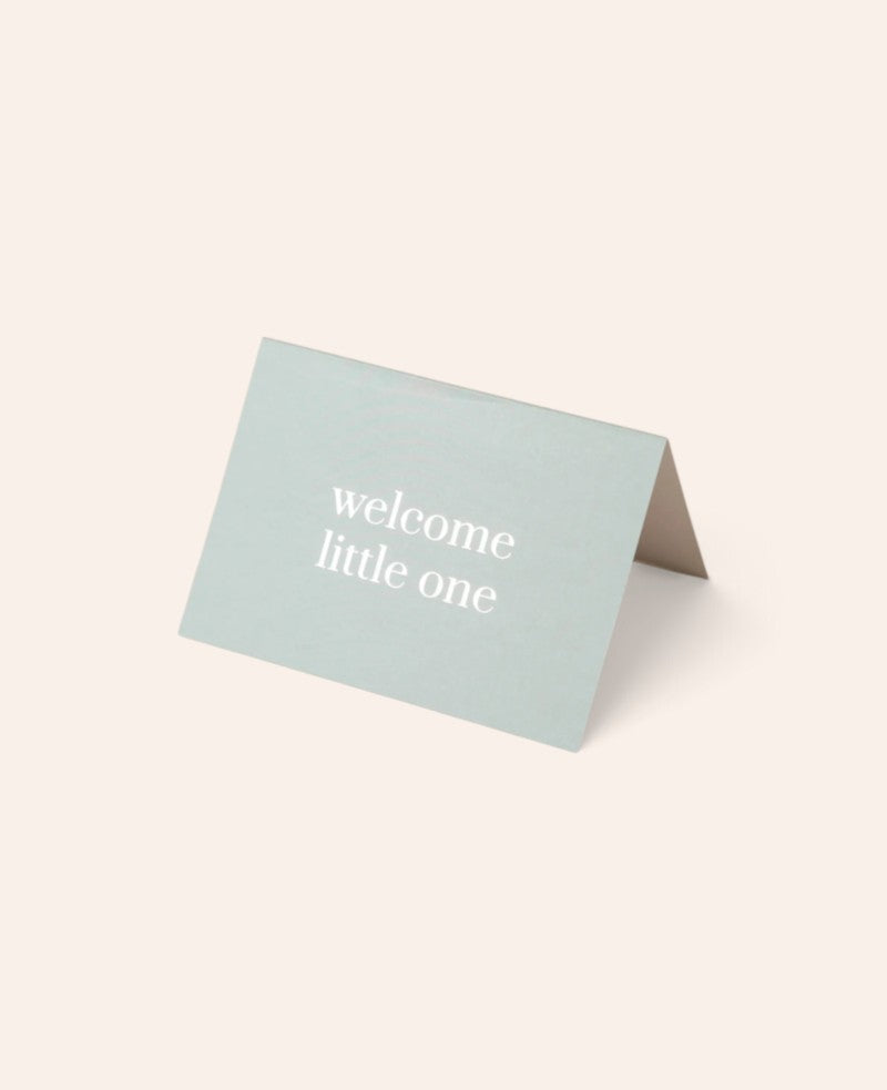 Esmée mintfarbene Klappkarte zur Geburt mit weißem Schriftzug welcome little one auf hochwertigem Naturpapier