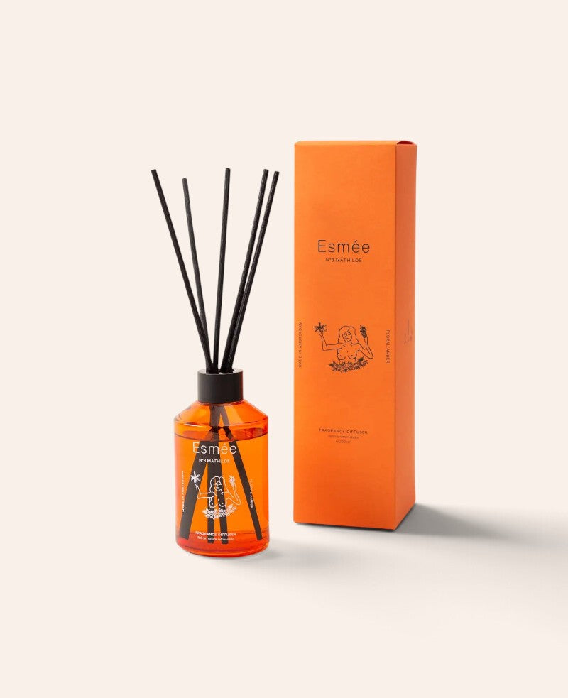 Esmée No 3 Mathilde Duft-Diffusor in oranger Glasflasche mit schwarzem Rattan-Stäbchen und passender Geschenkbox