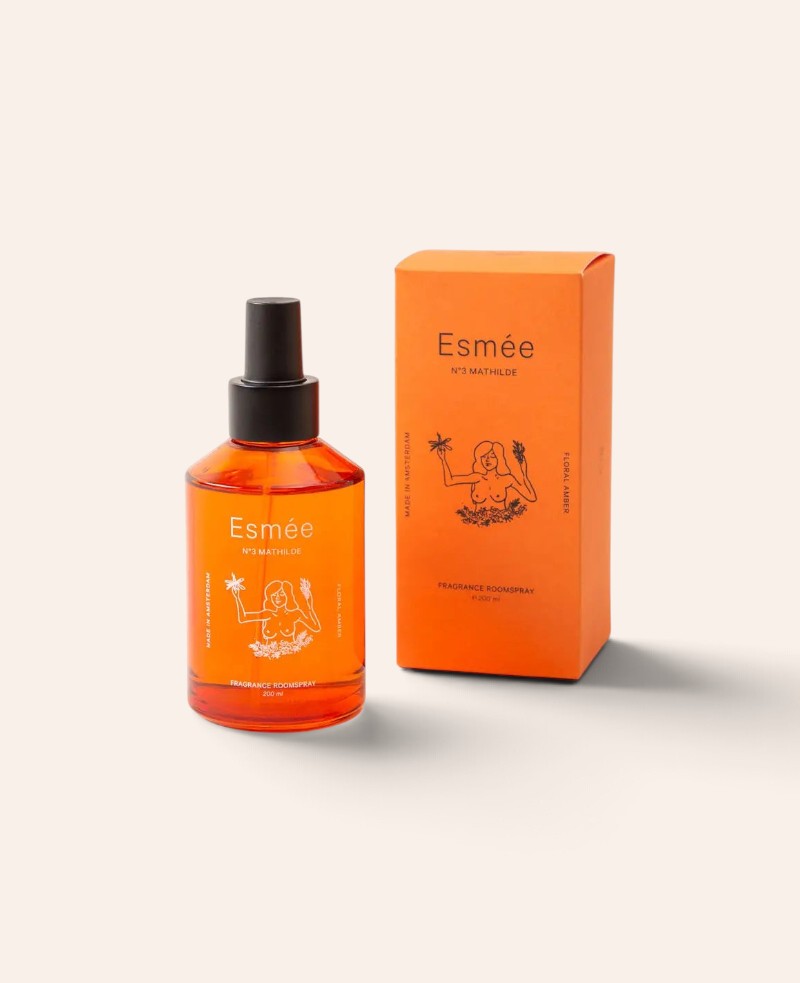 Esmée No 3 Mathilde Raumspray in orangefarbener Glasflasche mit passender Verpackung und floraler Illustration