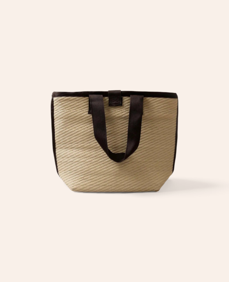 Esmée Noya Strandtasche aus hellbraunem, recyceltem PET mit robusten schwarzen Tragegriffen und offenem Design