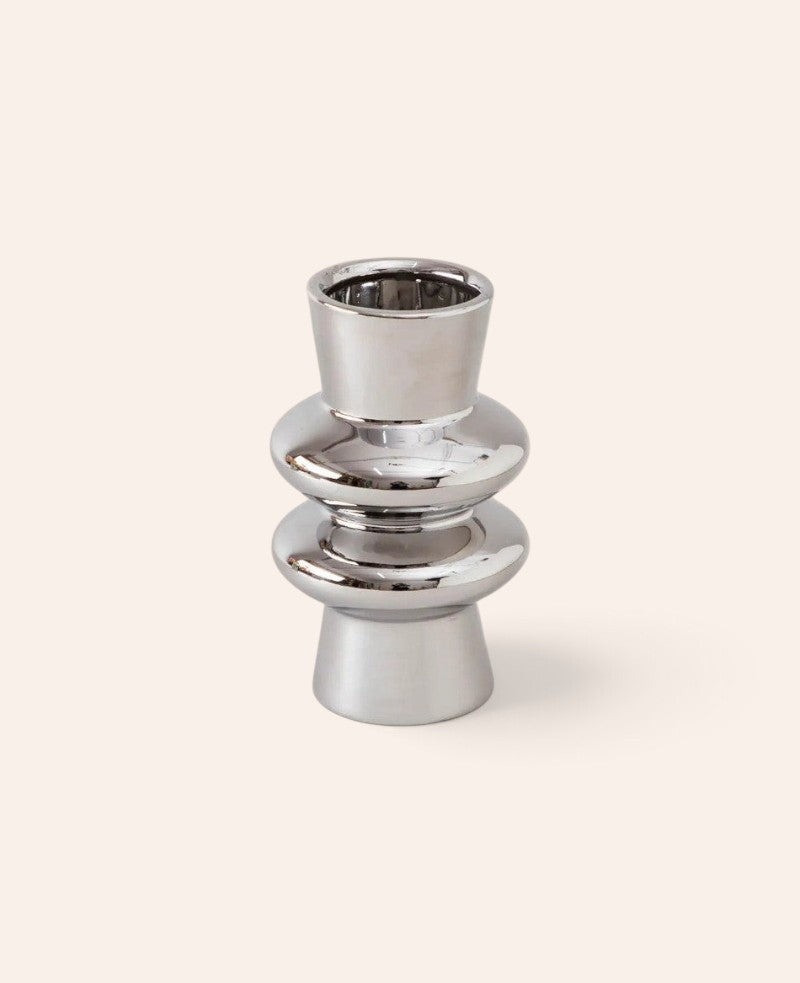 Esmée Orbiton Vase aus glänzender silberner Keramik mit skulpturaler, futuristischer Form und organischen Rundungen