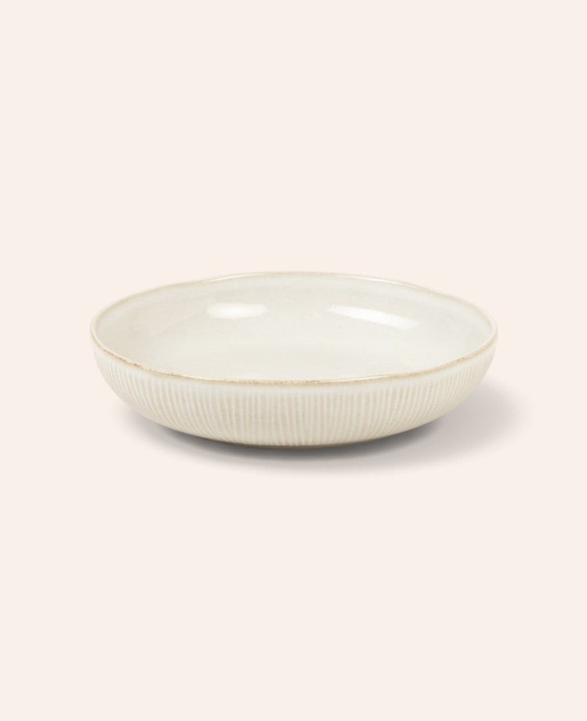 Esmée Pastateller aus Steingut in Off White mit feinem Rillenmuster, 21,5 cm Durchmesser