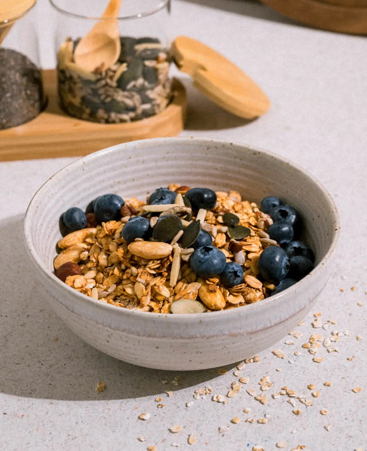 Esmée handgefertigte Porzellanschale in Off-White und Beige mit Müsli, Blaubeeren und Nüssen gefüllt