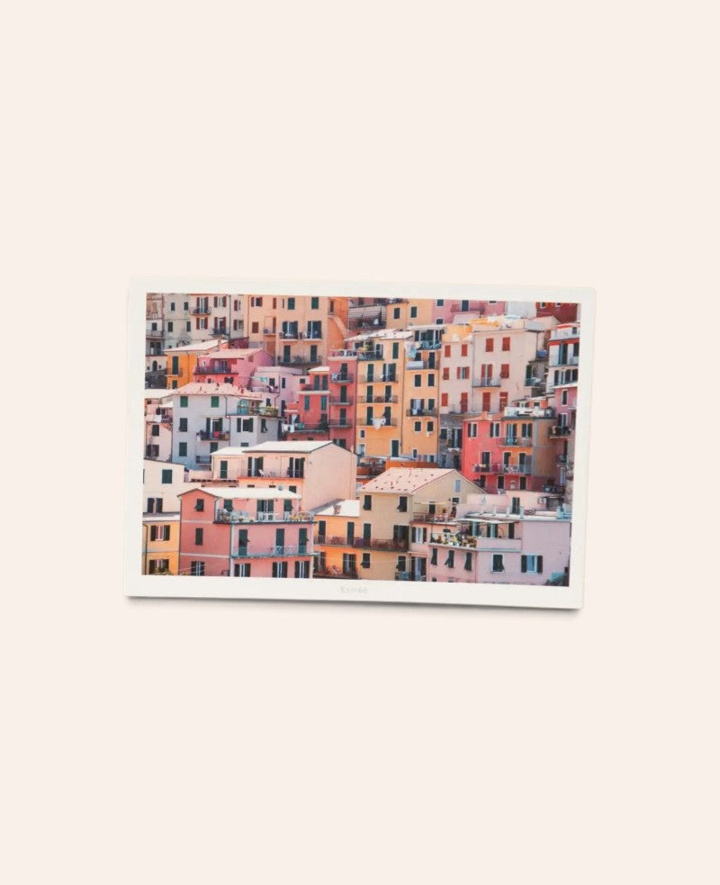 Esmée Postkarte im A6-Format mit farbenfrohem Cinque Terre Motiv auf hochwertigem, mattem Naturpapier