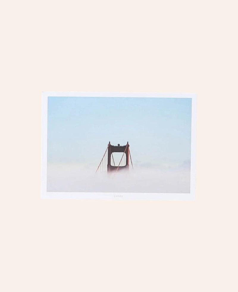 Esmée Postkarte A6 mit Motiv der Golden Gate Bridge in San Francisco, umhüllt von Nebel auf mattem Naturpapier