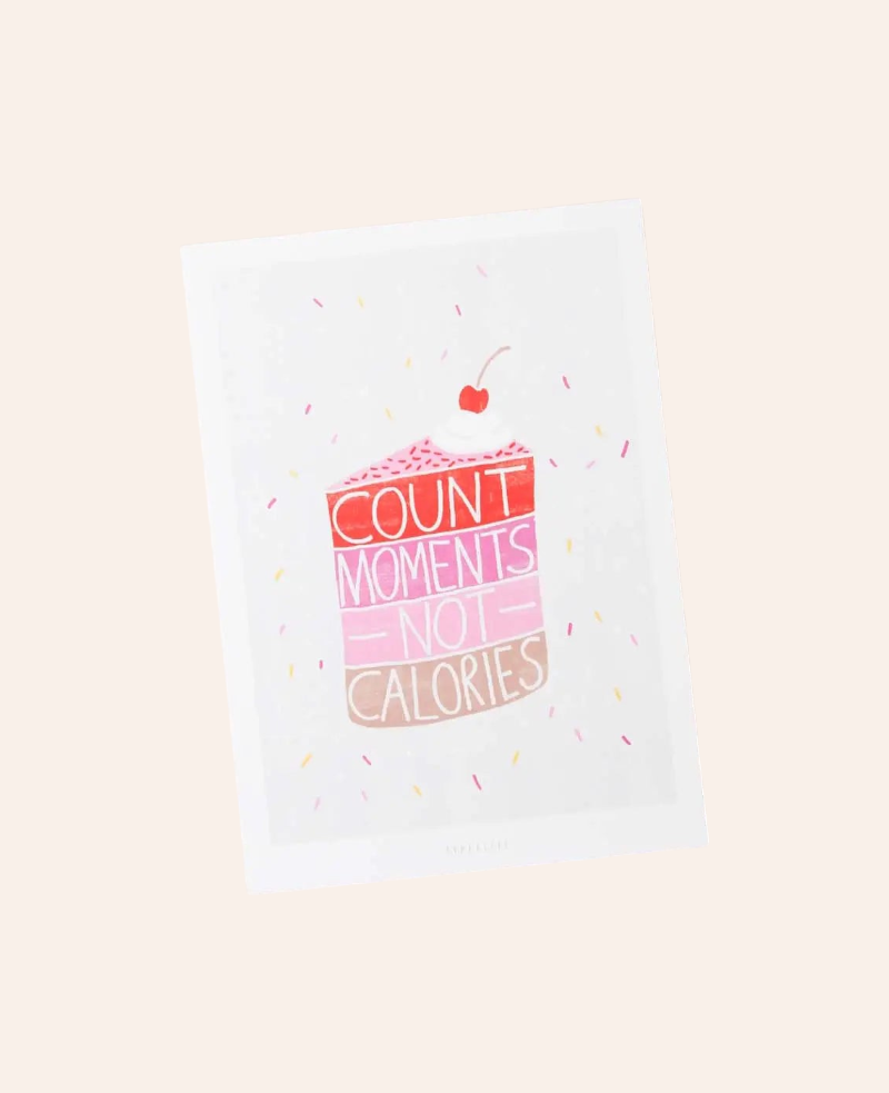 Esmée Postkarte mit Kuchen-Illustration und dem Text Count Moments Not Calories auf mattem Naturpapier