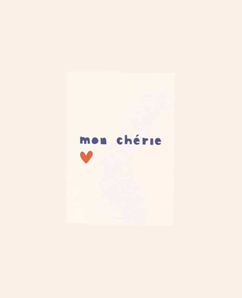 Esmée Postkarte Mon Chérie im A6 Hochformat aus weissem Naturpapier mit blauem Schriftzug und rotem Herz