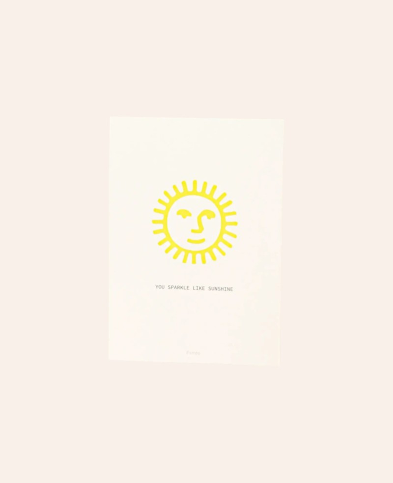 Esmée Postkarte im A6 Hochformat aus weissem Naturpapier mit gelbem Sonnen-Motiv und Schriftzug You sparkle like sunshine