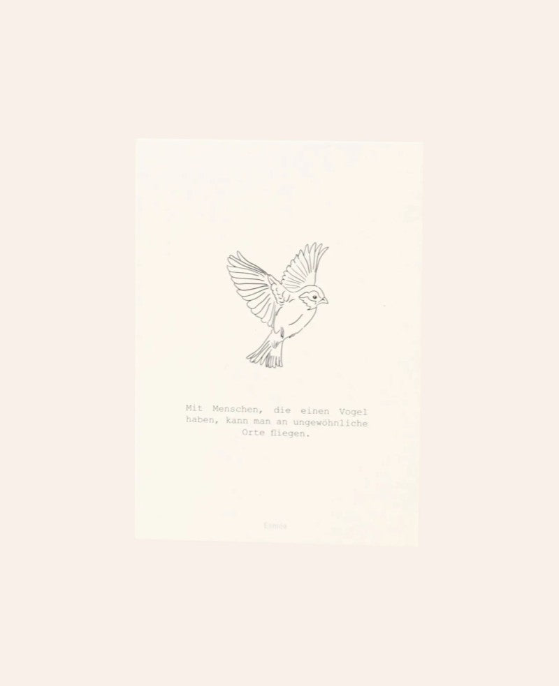 Esmée Postkarte im A6 Hochformat aus weissem Naturpapier mit schwarzer Vogel-Illustration und Text-Print