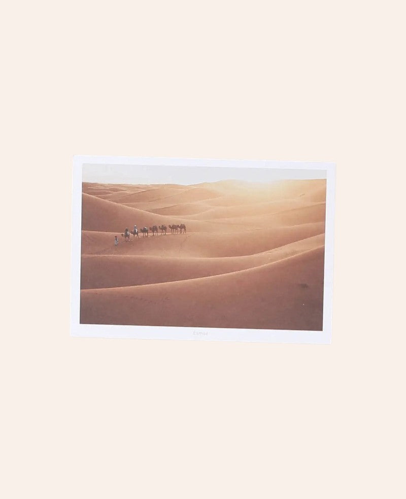 Esmée Postkarte im A6 Format mit Wüstenlandschaft und Kamelkarawane auf mattem Naturpapier