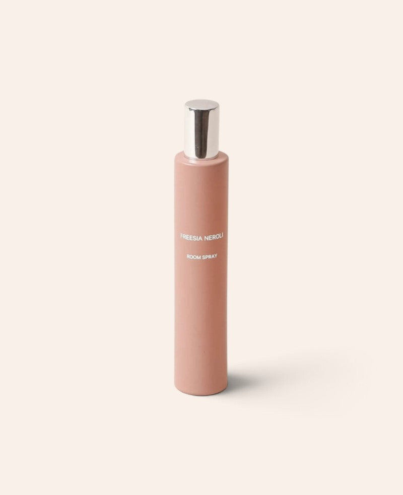Esmée Raumspray Freesia Neroli in einem matten, altrosa Glasbehälter mit silbernem Sprühkopf