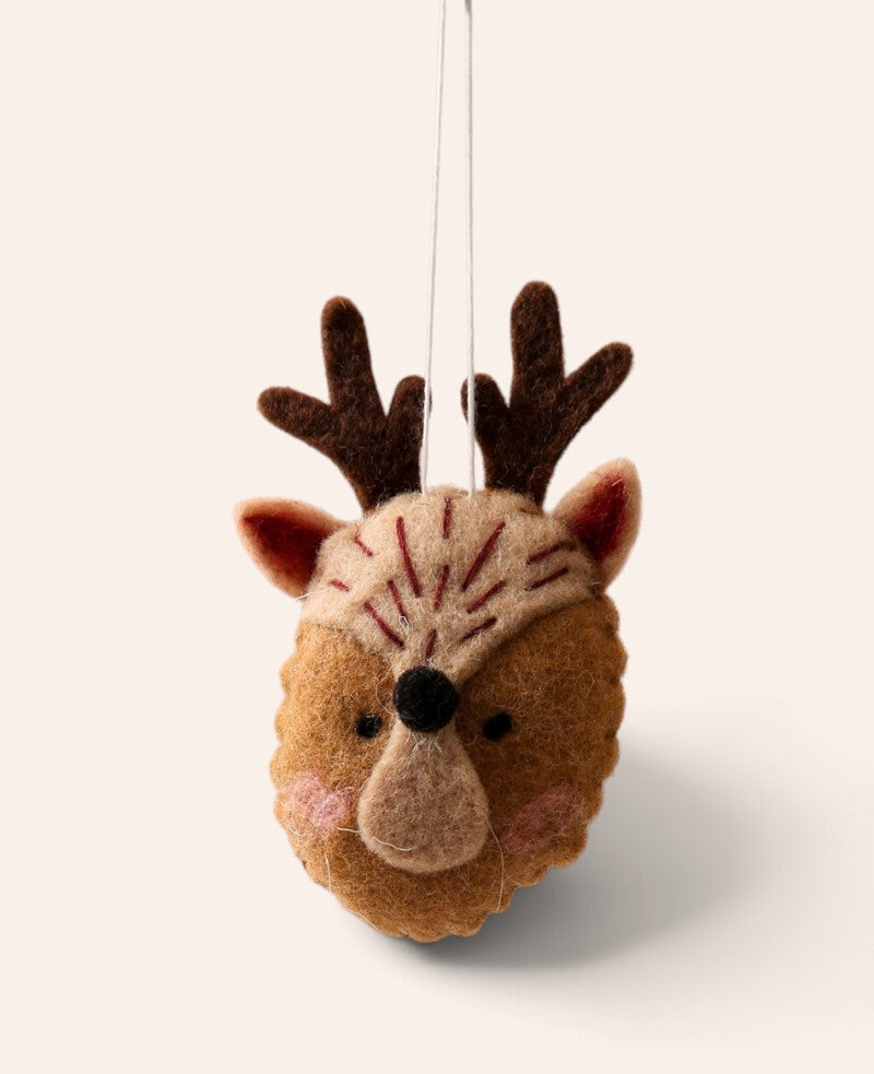 Esmée Rentier Weihnachtsschmuck aus braunem Filz mit Geweih und Schnur zum Aufhängen als festliche Dekoration