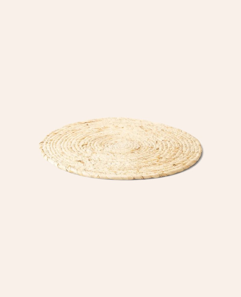 Esmée rundes Tischset aus geflochtenen beigen Naturfasern mit 38 cm Durchmesser für eine natürliche Tischdekoration